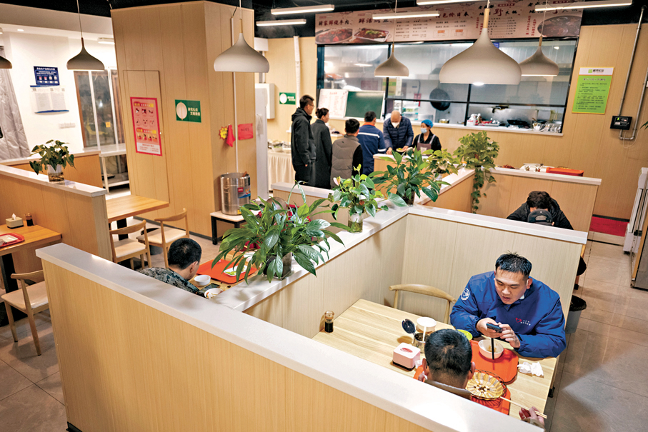 ●2025年11月25日，人們在雄安新區容東片區春明北社區食堂用餐。 資料圖片