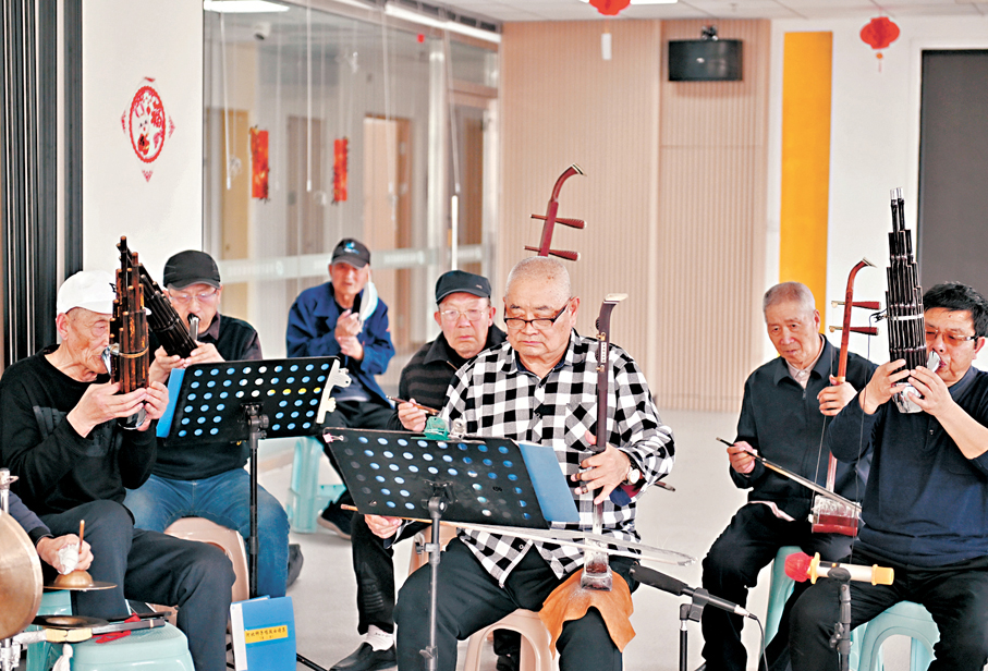 ●2025年3月25日，老人在雄安新區容西第一養老驛站排練戲曲。 資料圖片
