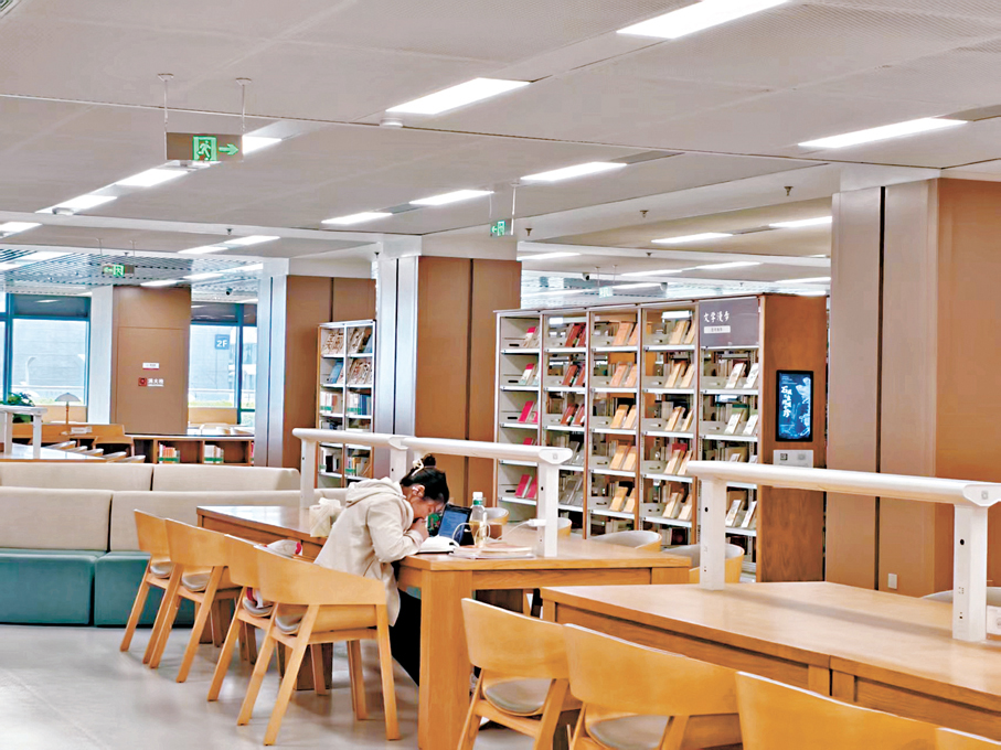●雄安圖書館是城市名片、文化地標，也是市民「充電場所」。香港文匯報記者王玨  攝