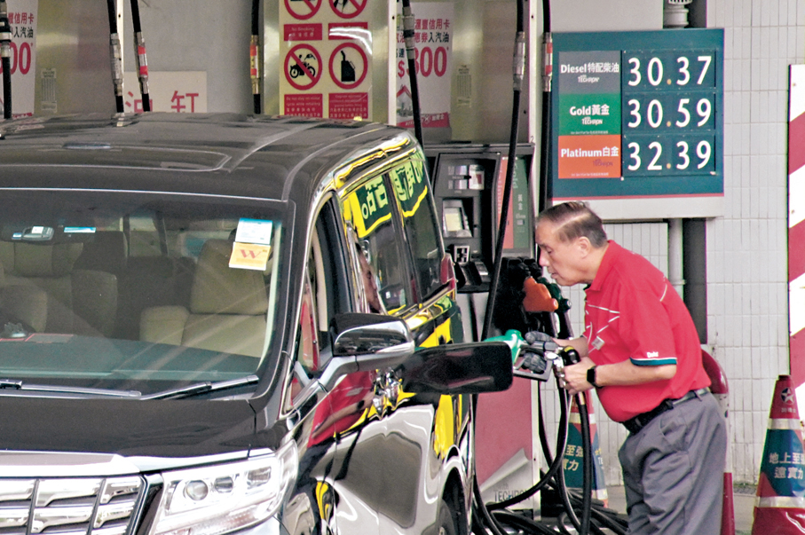 ●環境及生態局昨日首次發布車用燃油價格變化走勢。圖為香港一輛汽車在加油站加油。資料圖片