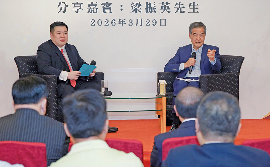 ●分享會由龍允生（左）擔任主持，梁振英（右）詳細解答現場青年提出的問題。