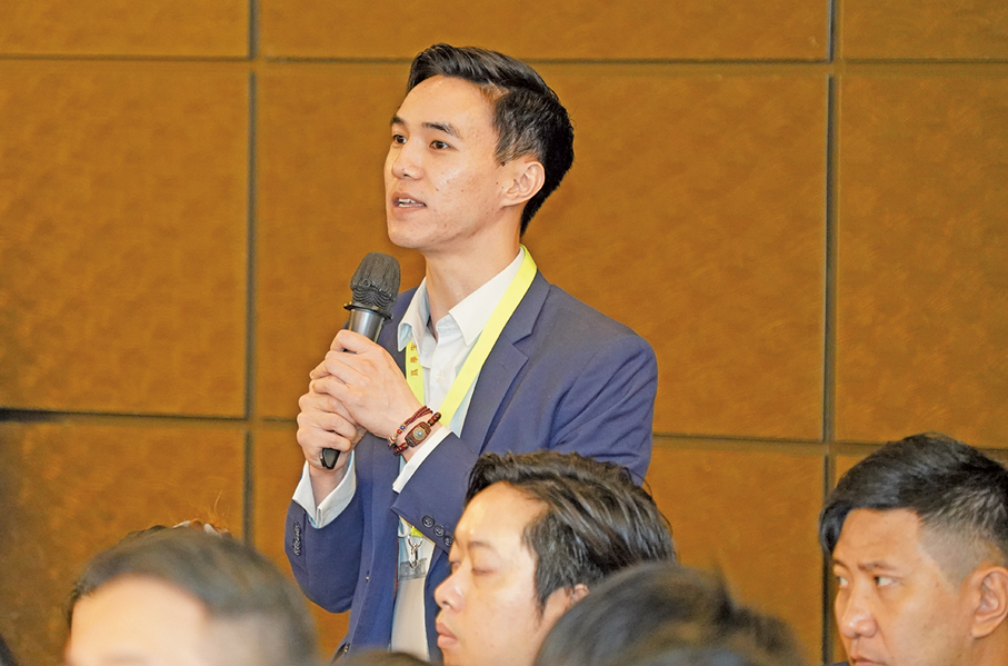 ●香港大學精算系的學生葉嘉杰向梁振英請教。