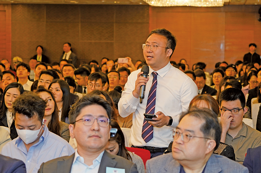 ●兩年前透過高才計劃來港的青年李志星向梁振英請教。