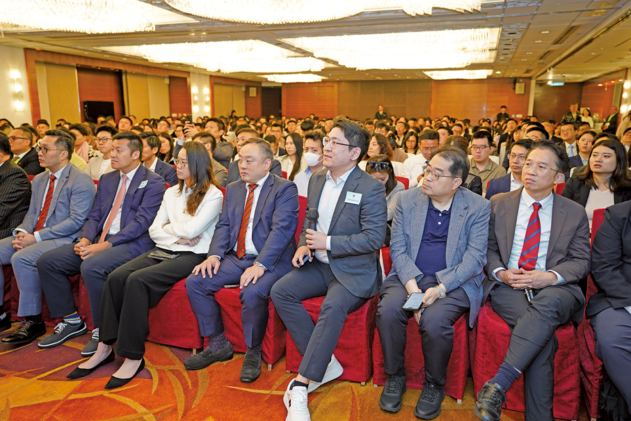 ●香港海南青年聯合會成員、律師朱立東向梁振英請教。