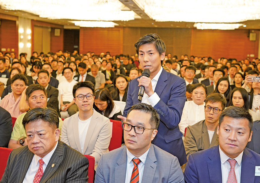 ●香港廣東社團總會青年委員、公立醫院醫生朱銘賢向梁振英請教。