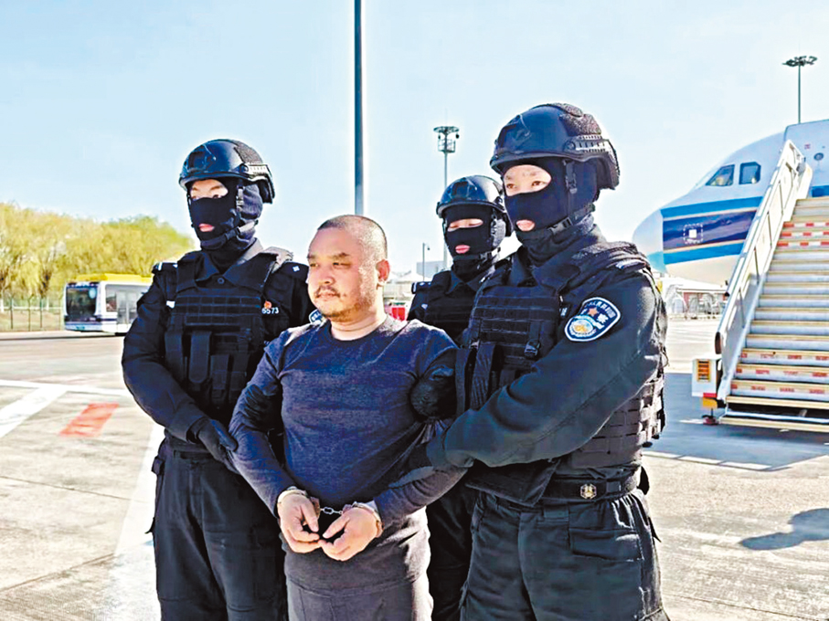 ●陳志犯罪集團核心骨幹成員李雄從柬埔寨被押解回中國。 公安部微信公眾號