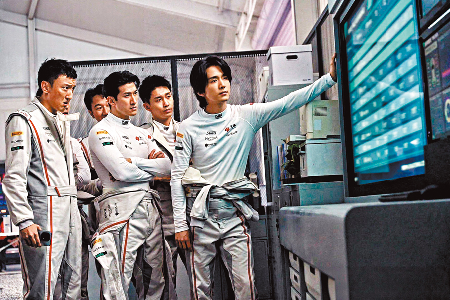 ●李治廷（前中）、張新成（右）拍賽車親身上陣。