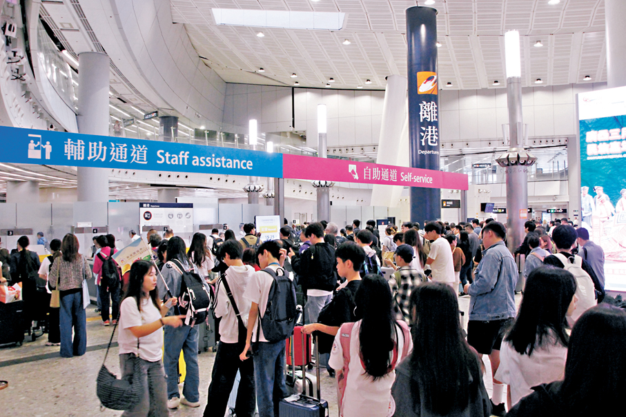 ●今年的復活節與清明節緊鄰，香港市民及內地旅客出行熱情高漲。 香港文匯報記者黃艾力  攝