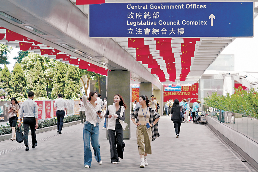 ●楊何蓓茵表示，如政務主任、行政主任等職系，3年試用期內必須參加內地培訓，確保新人從入職開始就建立正確國安觀念。圖為政府總部行人天橋。資料圖片