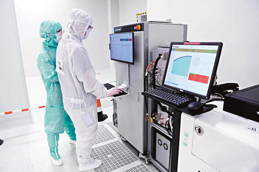 ●在芯業時代的8英吋高性能特色工藝半導體生產線上，工作人員正在進行相關操作。香港文匯報陝西傳真