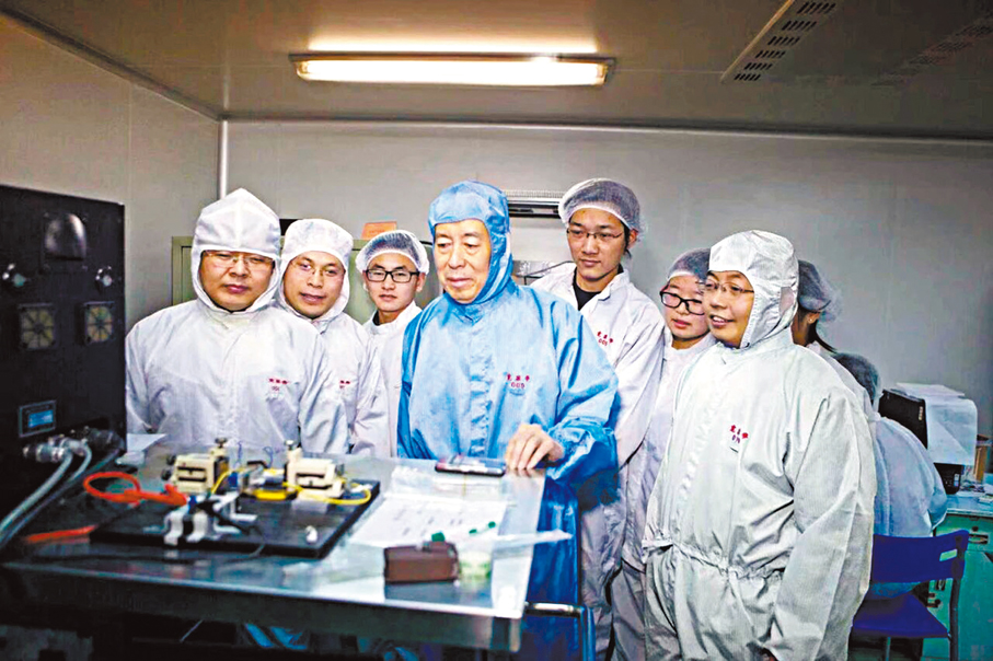 ●陝西科教實力雄厚。圖為今年1月西安電子科技大學郝躍院士張進成教授團隊攻克芯片散熱世界難題。 香港文匯報陝西傳真