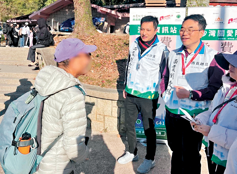 ●關愛隊設置諮詢及補給站協助旅客，並提供穿梭巴士服務。作者供圖