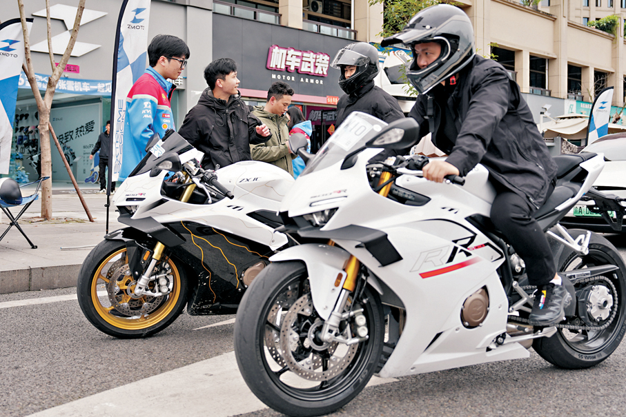 ●4月1日，多名顧客在「張雪機車」重慶兩江新區店試駕。 中新社