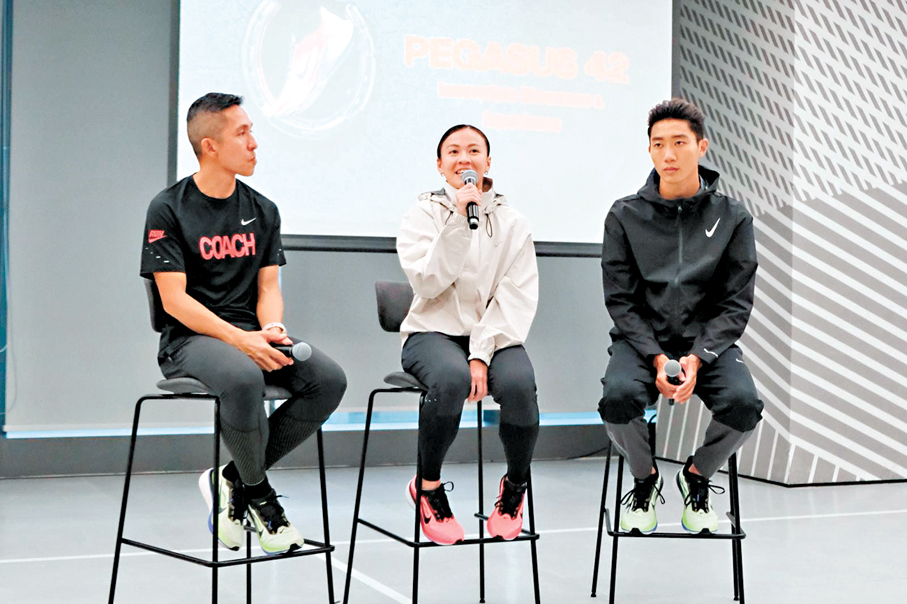 ●港女子長跑好手黃卓寧（中）與三鐵港將黃子圖（右）分享近況。香港文匯報記者葉詩敏  攝