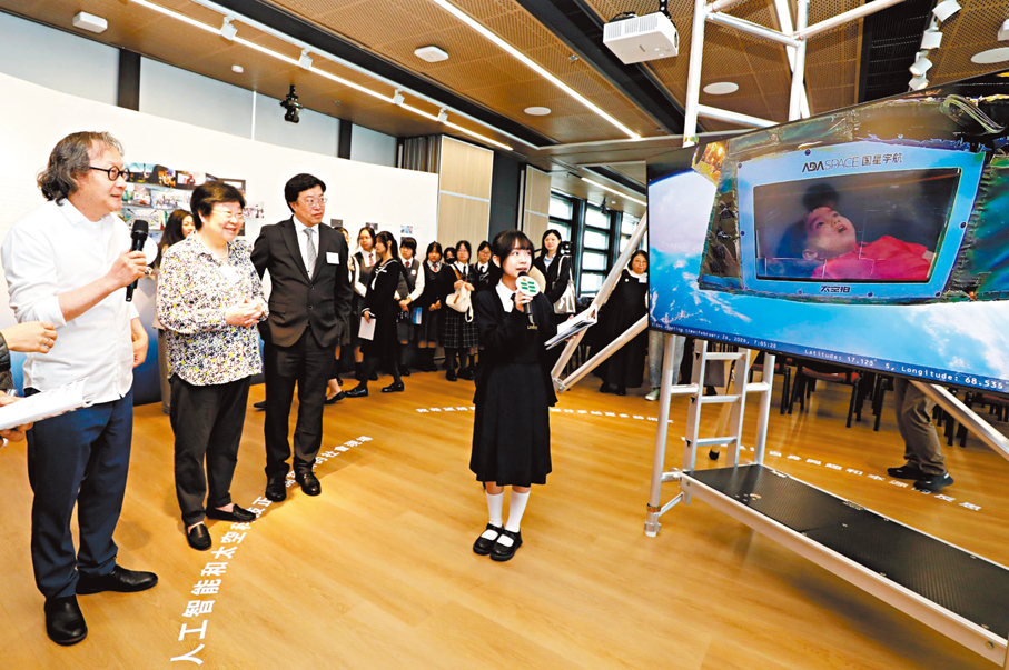 ●成果展上，學生介紹自己的創作經過。 香港教育大學供圖
