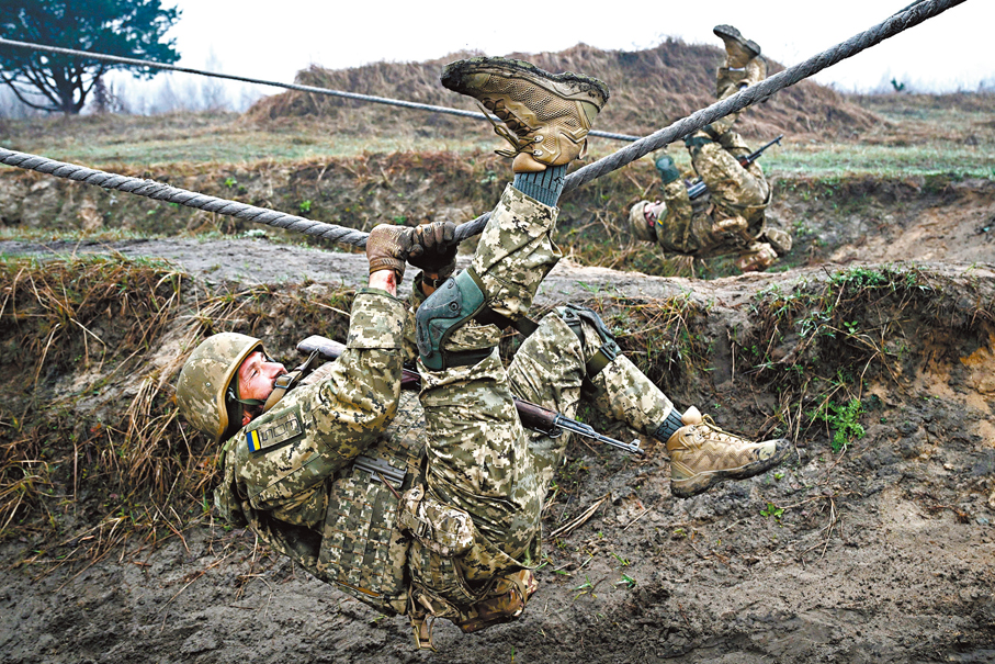 ●烏克蘭武裝部隊新兵參加軍事訓練。 路透社