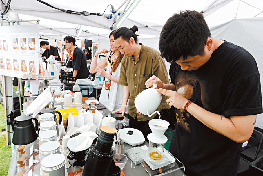 ●沖調咖啡無停手。