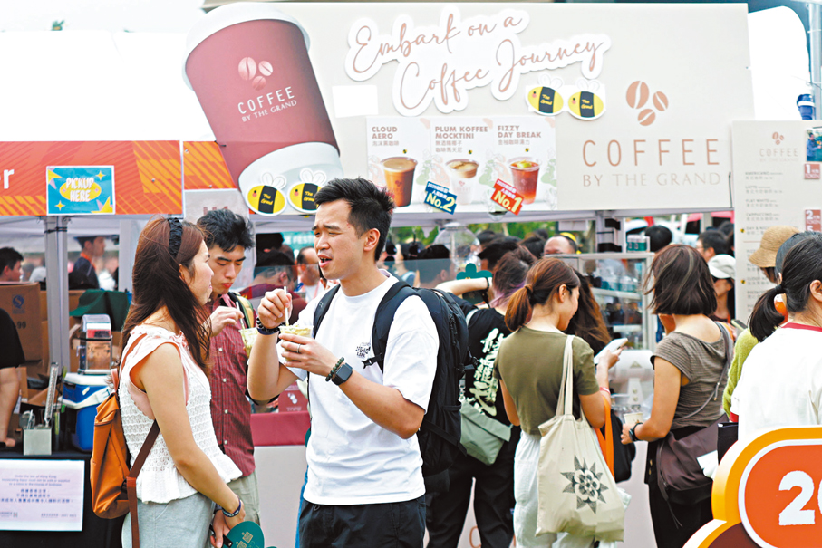 ●市民及遊客前來品嘗咖啡。