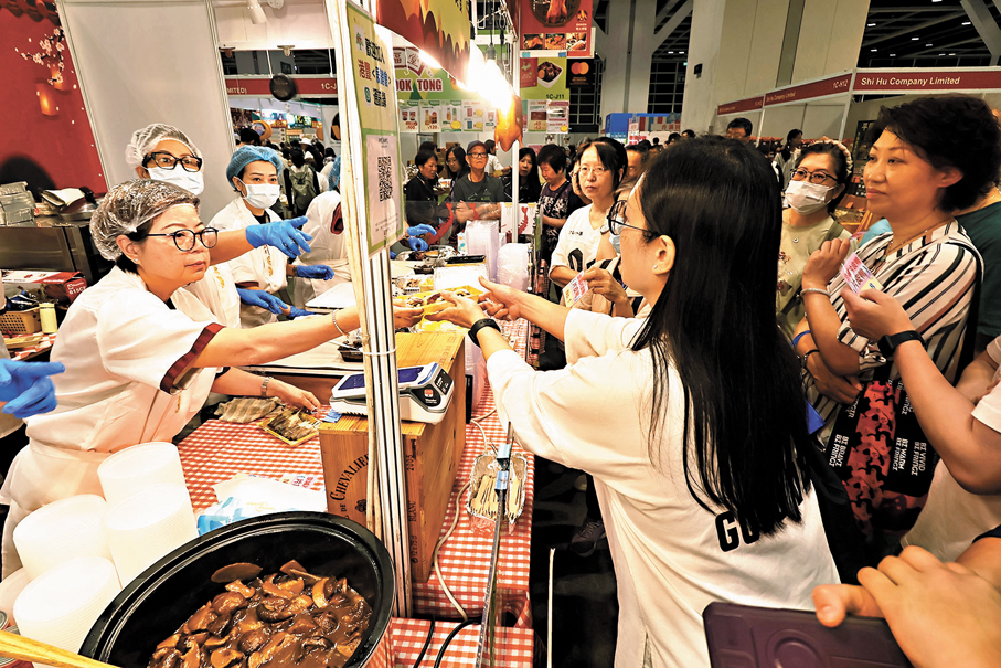 ●各參展攤檔吸引大批巿民排隊試食及選購食品。 香港文匯報記者涂穴  攝