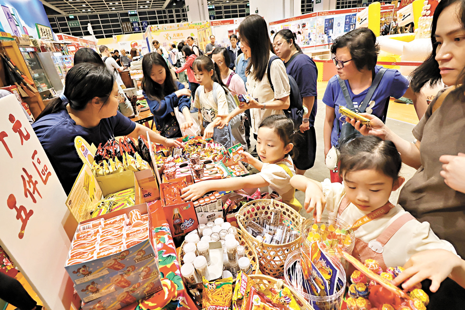 ●「香港國際試食節暨優質食品博覽2026」昨日開幕，會場設「美樂士多懷舊專區」，重現香港上世紀七八十年代懷舊士多，超過30款懷舊小食、玩具等。 香港文匯報記者涂穴  攝