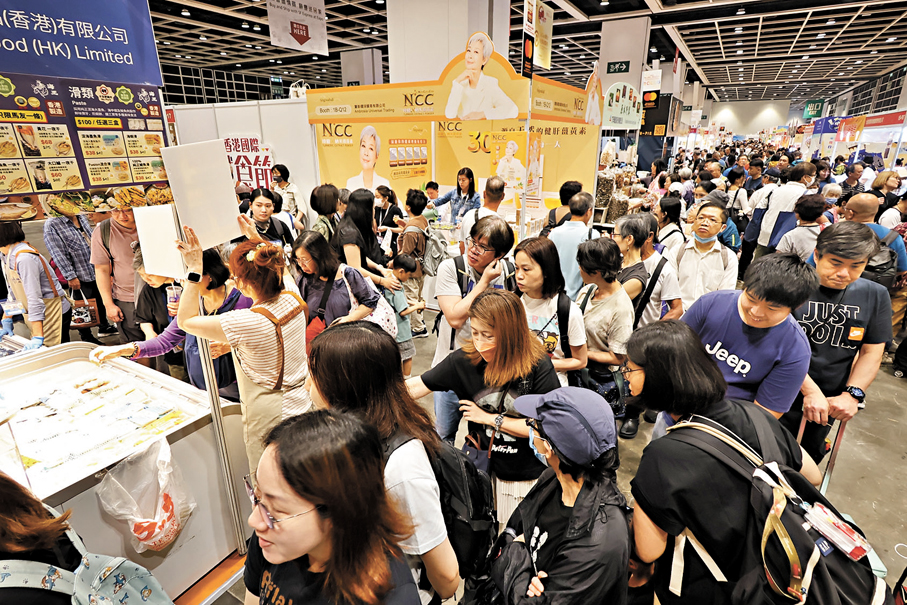 ● 試食節開幕首天即吸引大批市民蜂擁而至，場內人頭攢動，試食人龍處處可見。 香港文匯報記者涂穴  攝