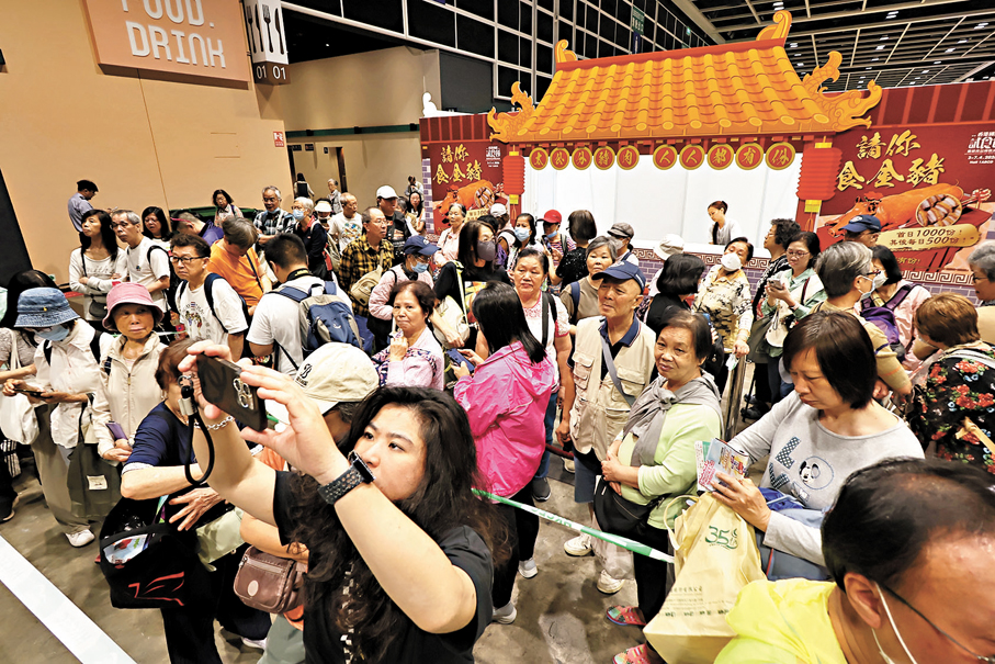 ●大批巿民排隊入場領取燒豬。香港文匯報記者涂穴  攝