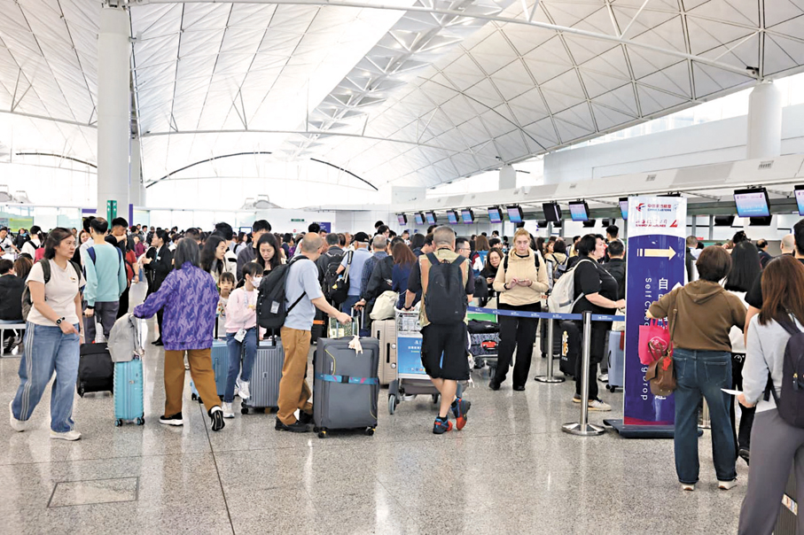 ●香港國際機場離境櫃位人頭湧湧。香港文匯報記者林兆崙  攝