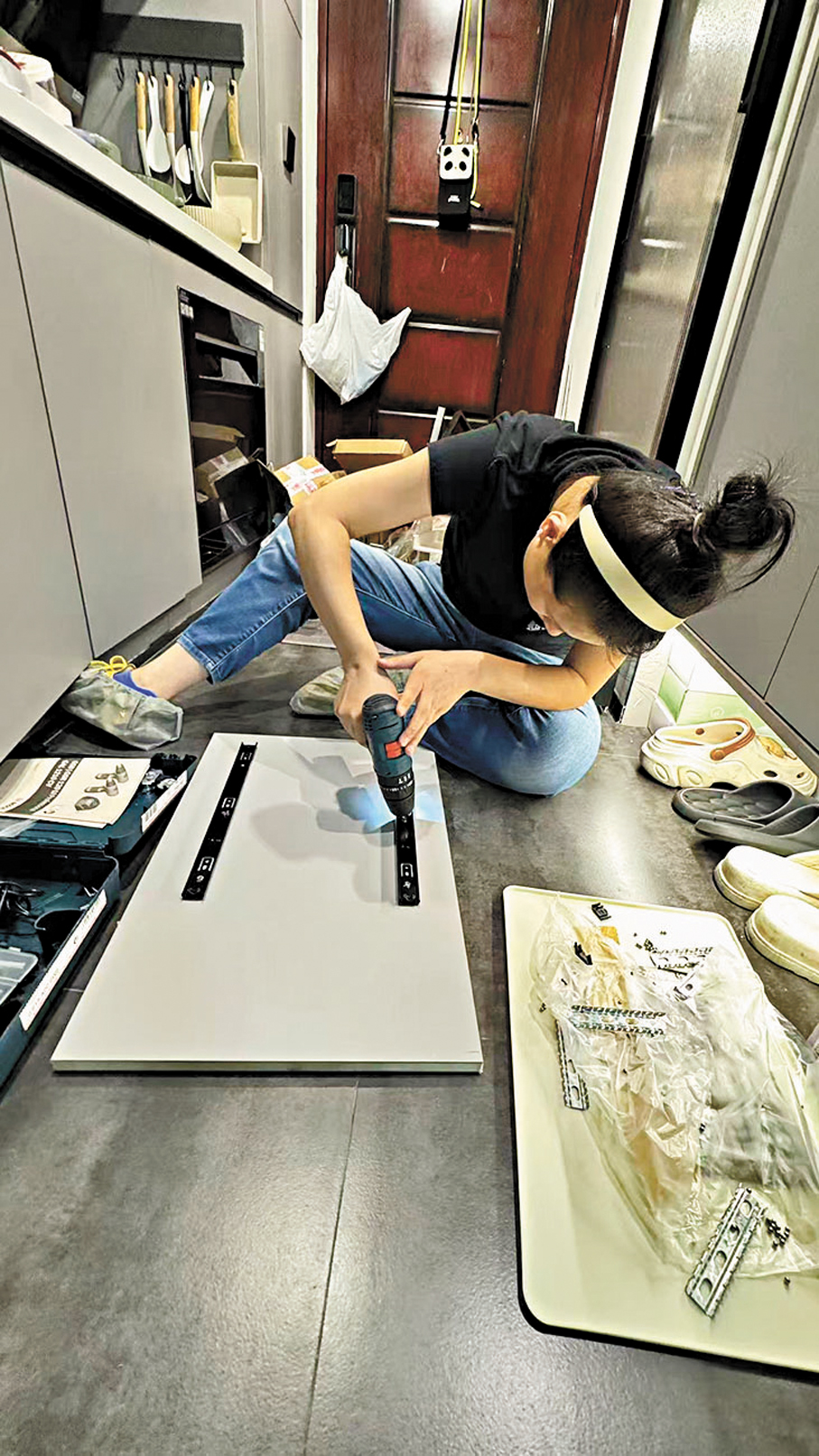 ●整理師有時需要簡單地拆裝收納櫃門。