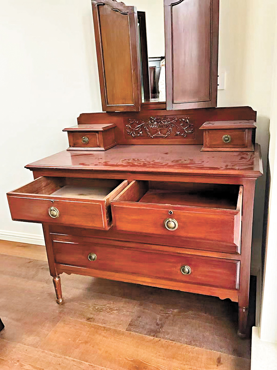 ●一件老式梳妝台被整理乾淨。
