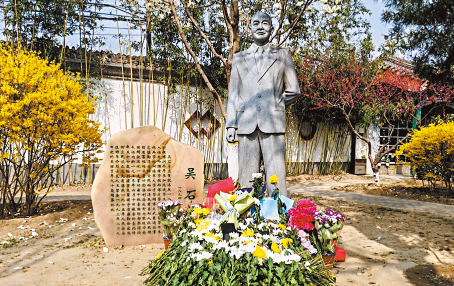 ●民眾專門來到吳石將軍的雕像前獻花。香港文匯報記者蘇雨潤 攝