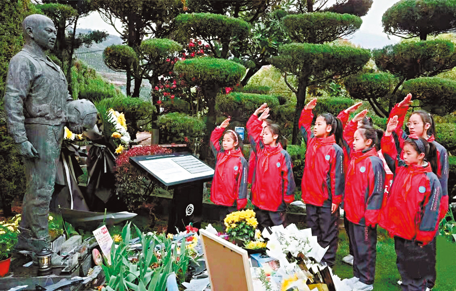 ●臨平區崇賢第一小學的學生們向王偉烈士敬禮。香港文匯報杭州傳真