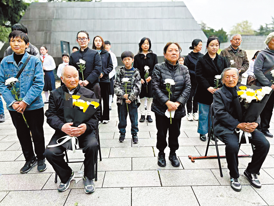 ●南京大屠殺死難者清明祭儀式3日舉行，倖存者夏淑琴（首排座椅右）和劉民生（首排座椅左）與其他倖存者後人、遇難者遺屬等參加儀式。中新社