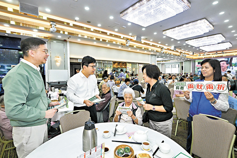 ●孫玉菡（左二）在黃大仙一間酒家向市民介紹2元乘車優惠計劃的收費調整。