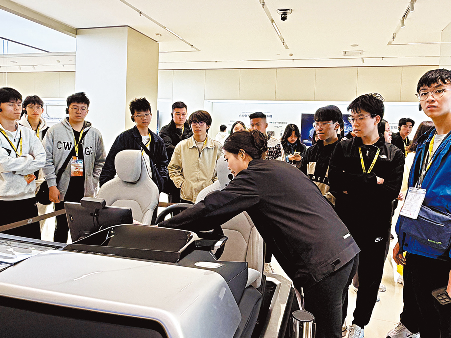 ●港青考察小米汽車超級工廠。