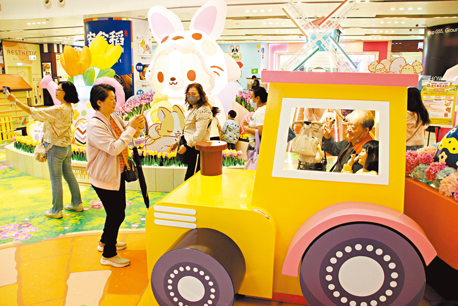 老幼同樂●在鏡頭下，一老一少同坐小火車內舉V字手勢會心微笑。 香港文匯報記者黃艾力  攝