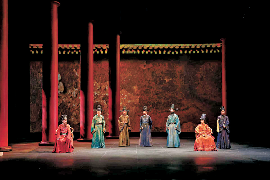 ●話劇《張居正》的舞美設計兼具中國風與現代感。