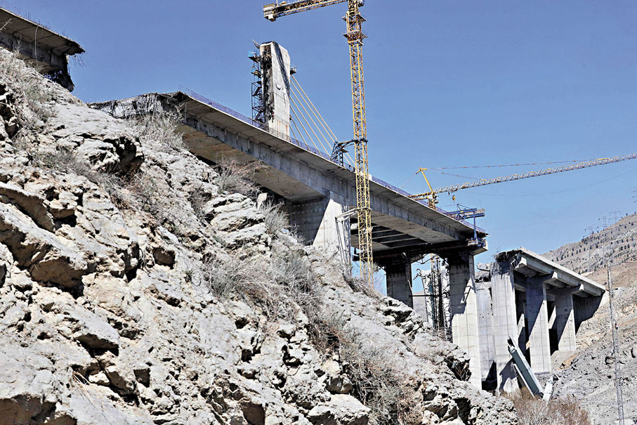 ●獲稱「中東最高橋樑」的貝伊克公路橋損毀嚴重。 法新社