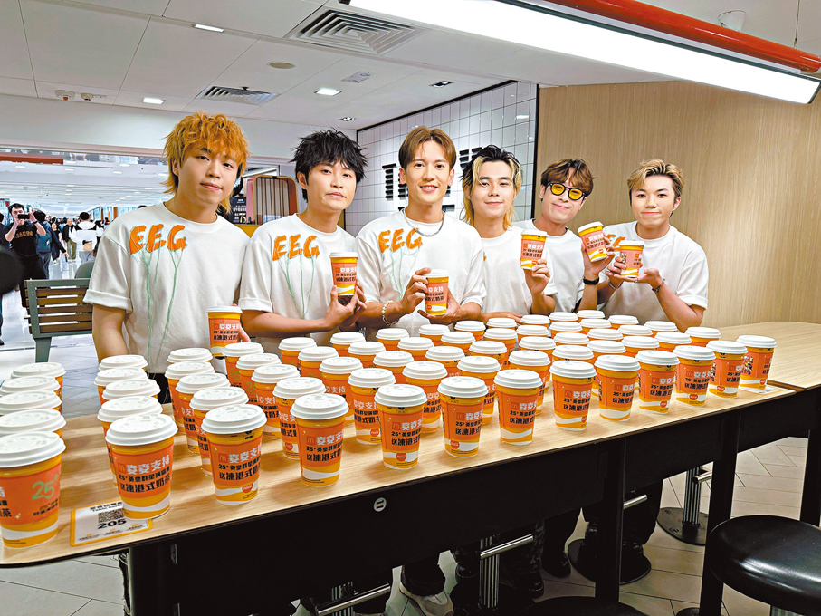 ●關智斌跟樂隊Locksmiths落區派奶茶。