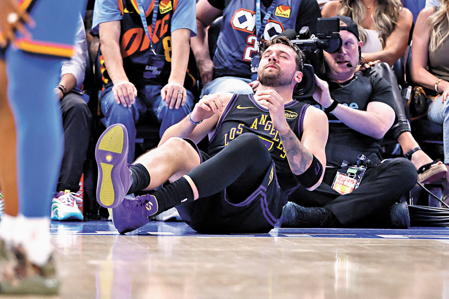 ●當錫比賽期間疑左腿拉傷，被迫退下火線。 路透社