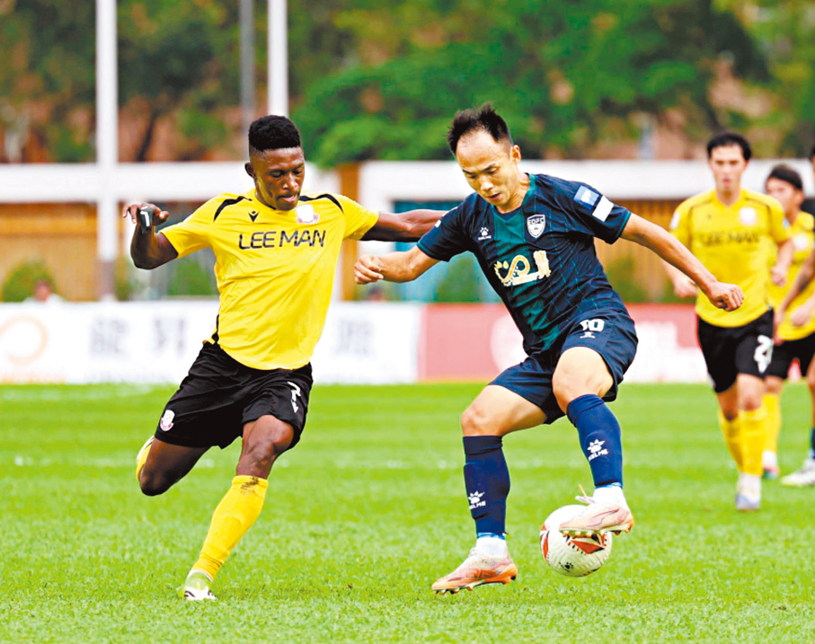 ● 理文巴科爾（左）與東區顧斌於中場鬥法。