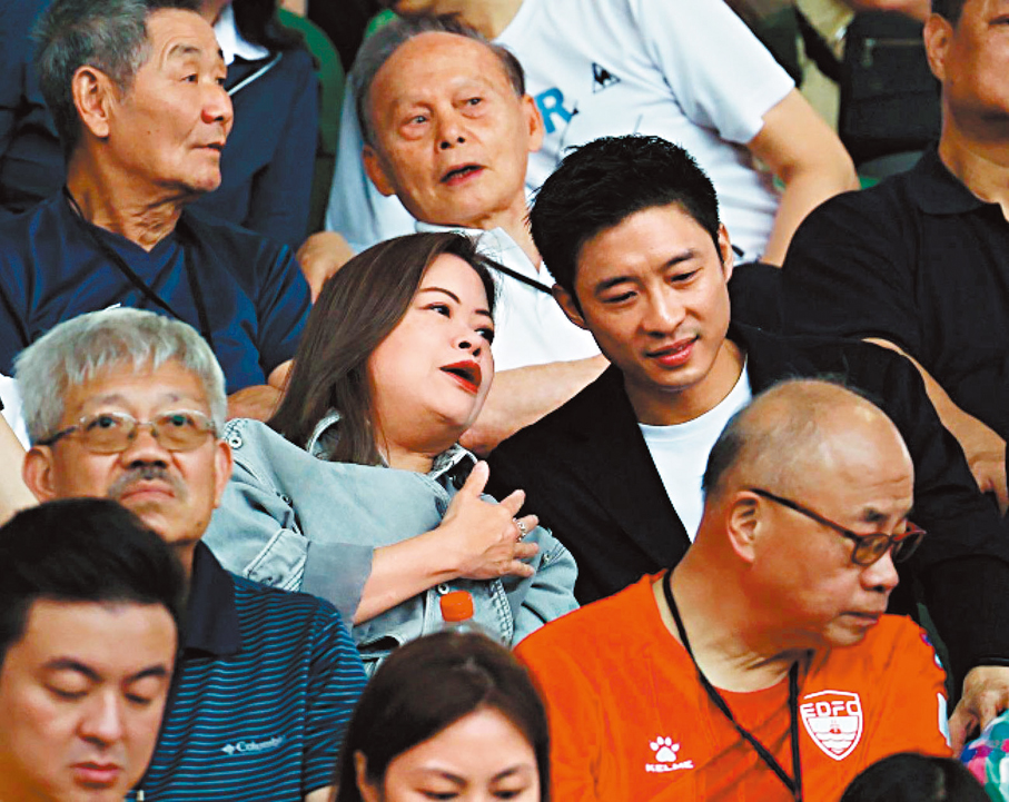 ●文化體育及旅遊局局長羅淑佩（左）同足總主席霍啟山亦是今場座上客。