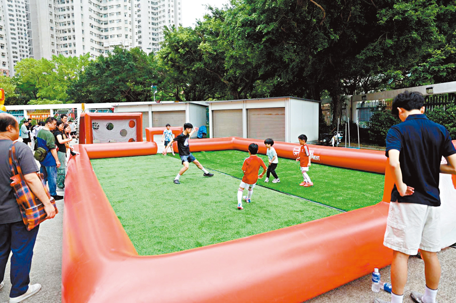 ●今場港超賽事場外設有不少攤位遊戲，大受小朋友歡迎。