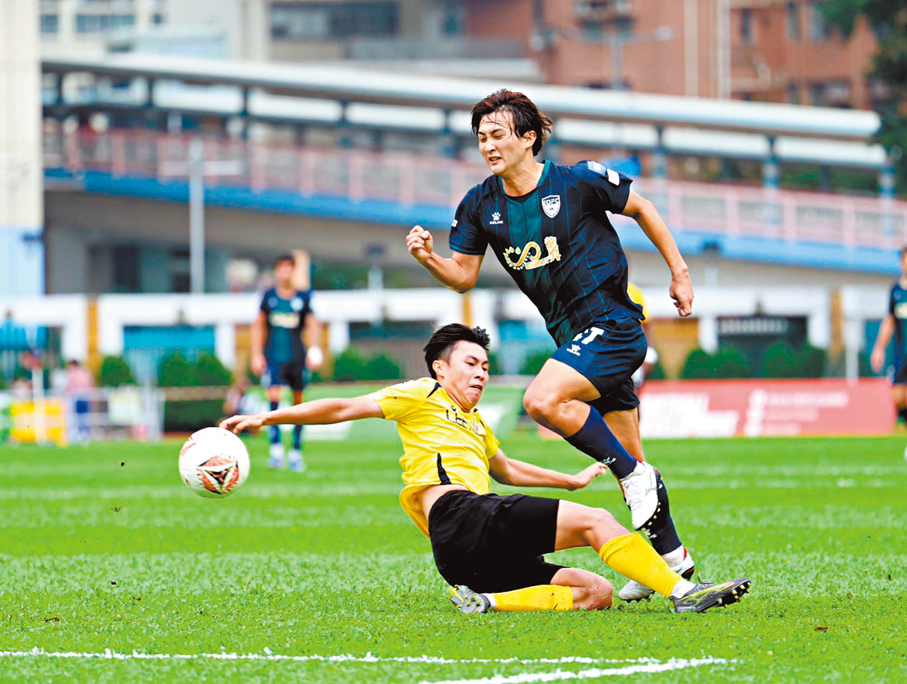 ●東區鷹取聖（右）被理文潘沛軒剷跌。