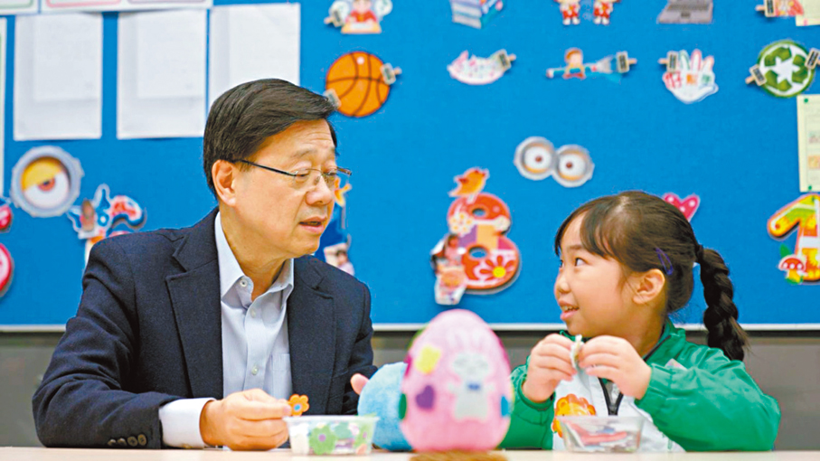 ●李家超與學生製作復活蛋迎接節日。李家超Fb圖片