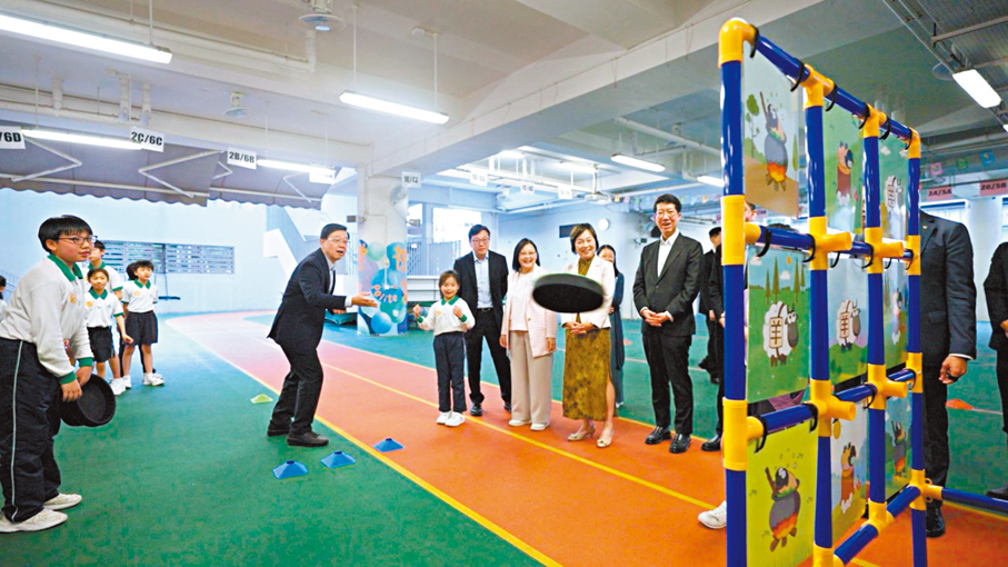 ●特首與學生挑戰新興運動「躲避盤」。李家超Fb圖片