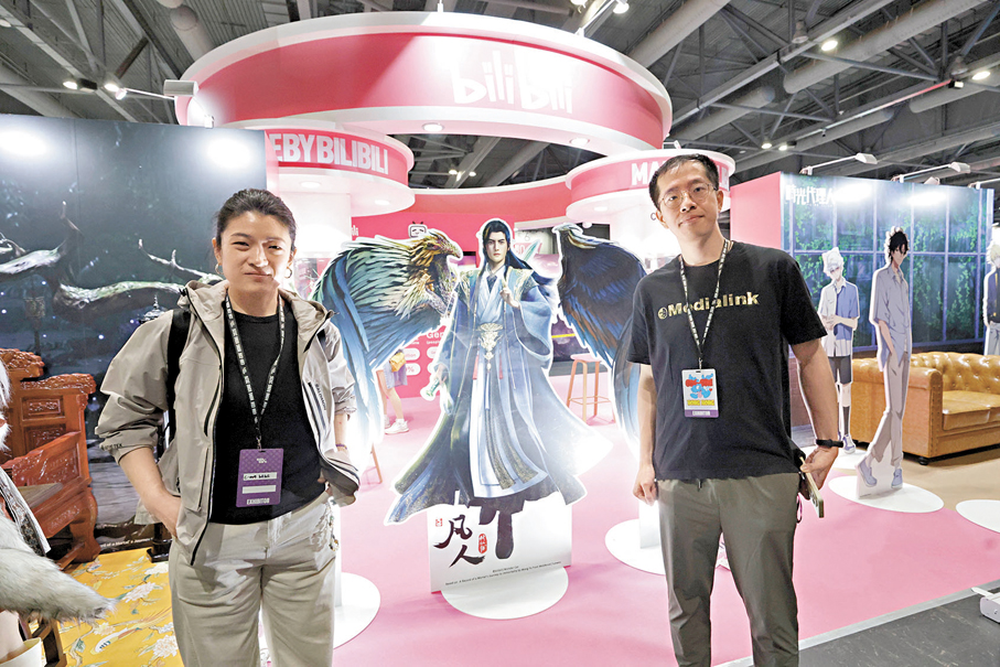 ●bilibili高級商務總監亢越（左）