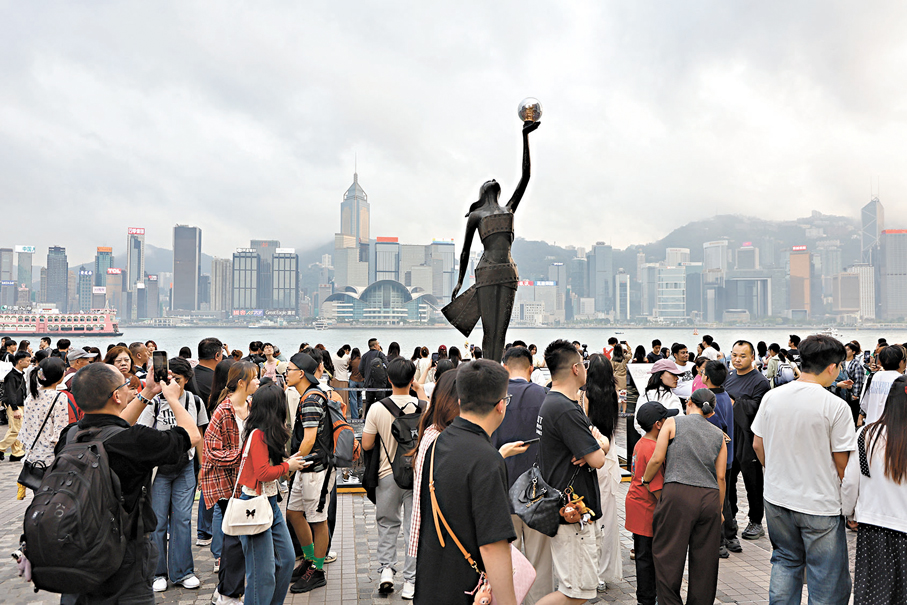 ●除了在店舖掃貨，不少內地旅客也到尖沙咀星光大道「打卡」。