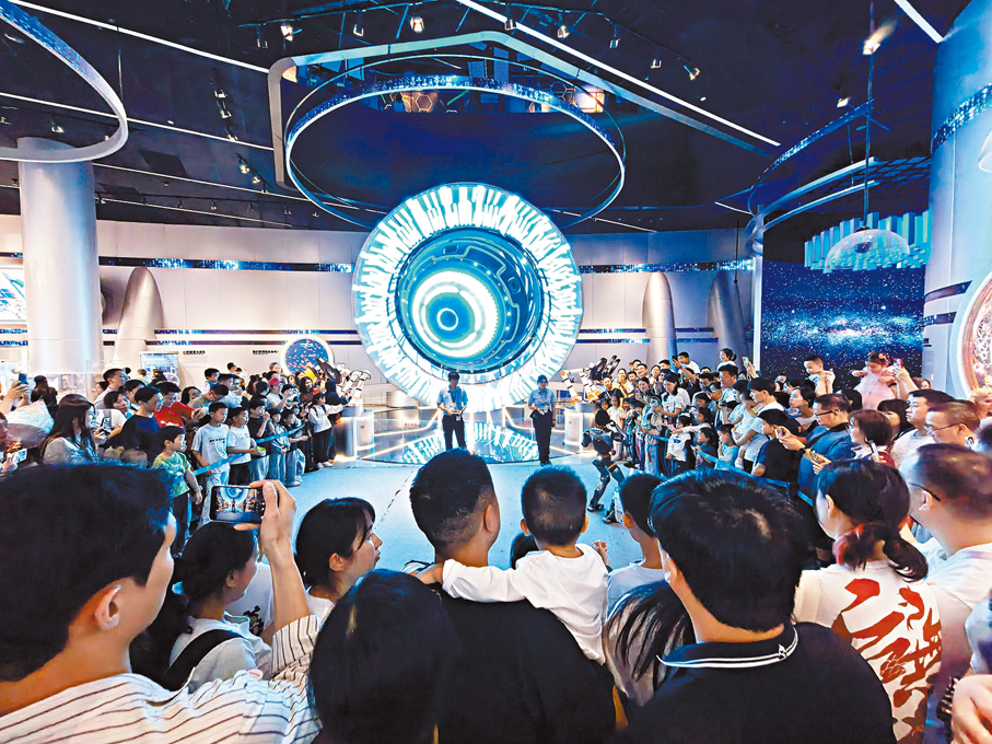 ●深圳科學技術館機器人表演人氣爆棚。