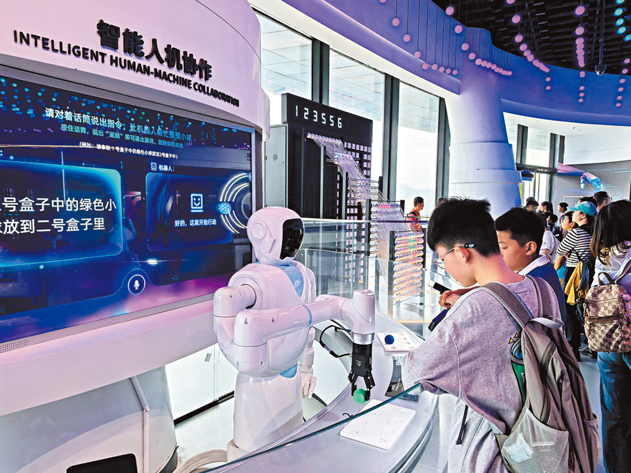 ●香港小朋友在深圳科學技術館裏玩互動遊戲。