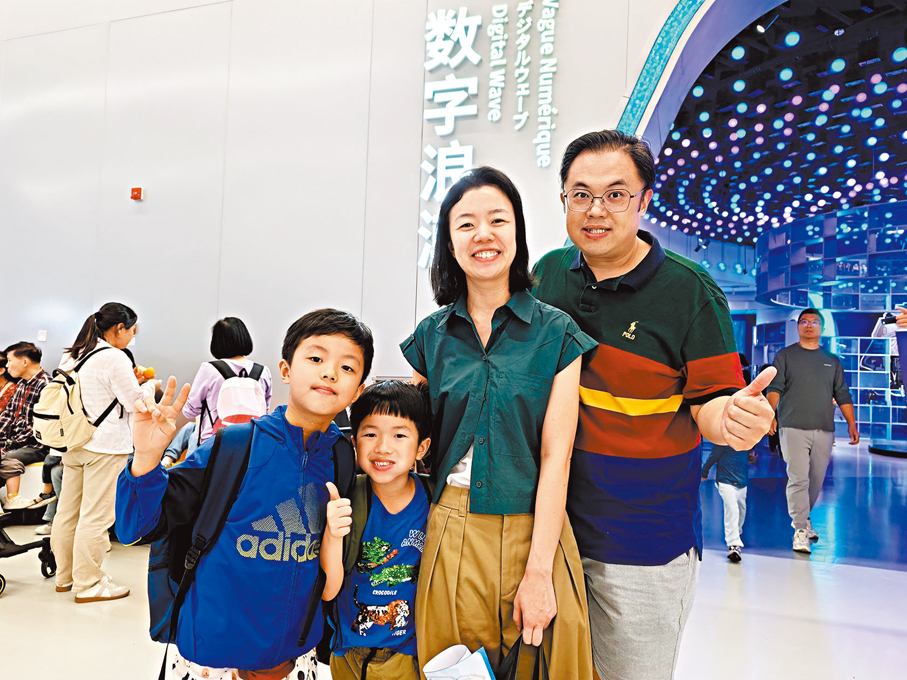 ●香港寧先生一家參觀深圳科學技術館。